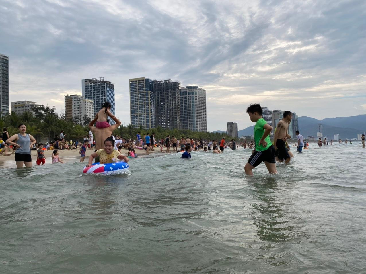 Trẻ em thích thú trong làn nước trong mát ở bãi biển Mỹ Khê.