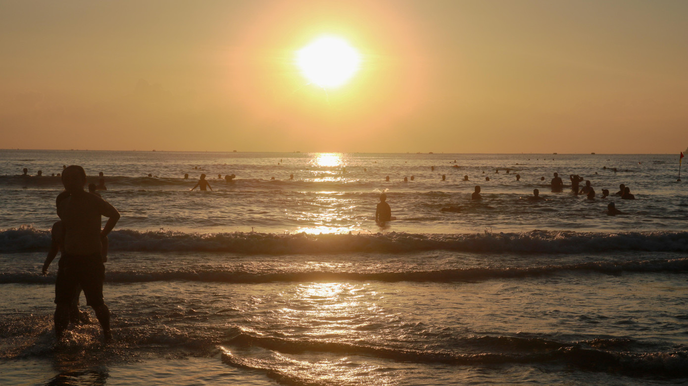 Từ sáng sớm, hàng ngàn người dân TP Đà Nẵng đã ra tắm biển theo khung giờ quy định từ 4h30 đến 6h30.