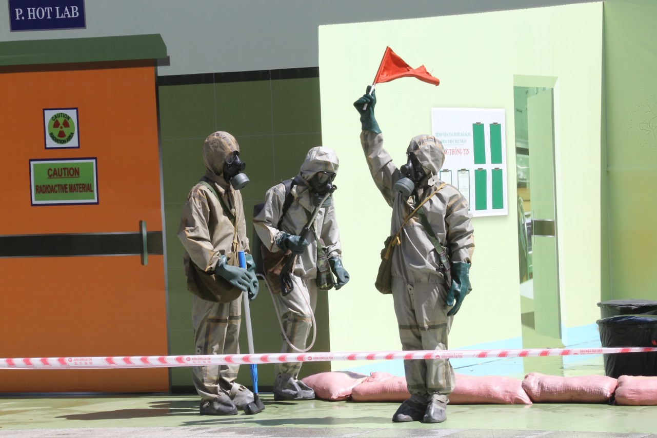 Sau khi tiến hành tẩy xạ, lực lượng thuộc Bộ chỉ huy được kiểm tra phóng xạ bằng thiết bị chuyên dụng trước khi được nhân viên y tế kiểm tra sức khỏe.