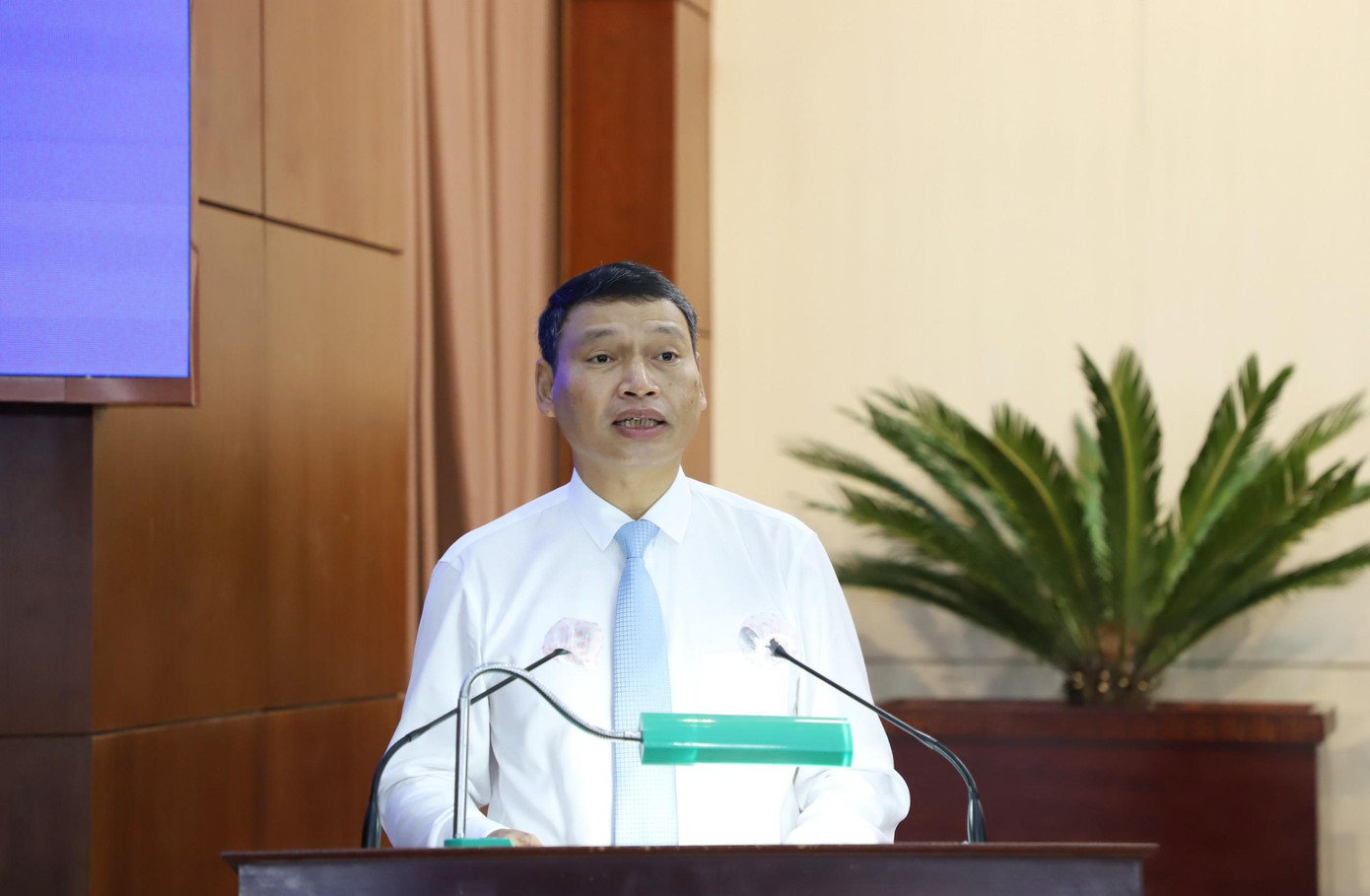 Ông Hồ Kỳ Minh, Phó Chủ tịch UBND TP Đà Nẵng báo cáo tại kỳ họp. Ông Hồ Kỳ Minh, Phó Chủ tịch UBND TP Đà Nẵng báo cáo tại kỳ họp.