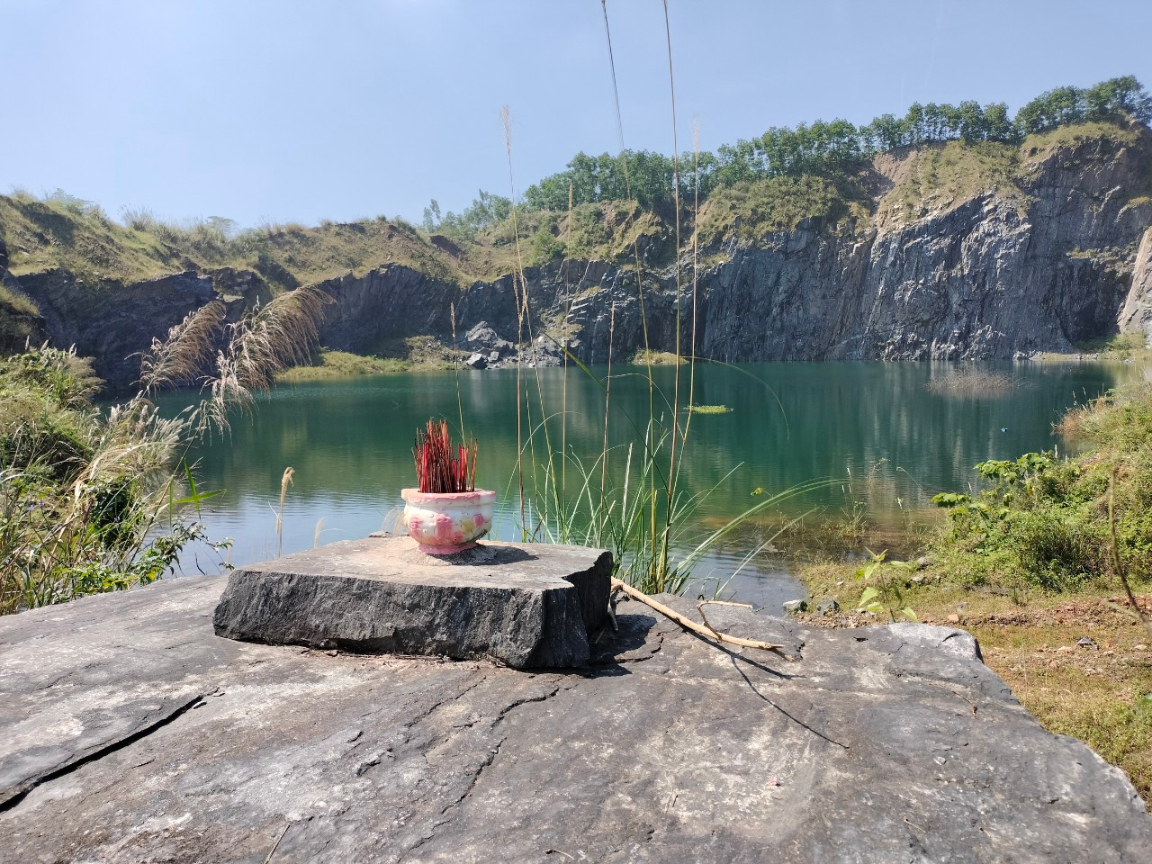 Hiện nay, nhiều mỏ tại huyện Hòa Vang đã hết hạn khai thác nhưng các đơn vị vẫn chưa phục hồi hoàn thổ theo quy định. Nhiều mỏ được khai thác sâu xuống hàng chục mét, tạo thành những hố nguy hiểm. Trên đỉnh núi, dù cây keo được người dân trồng đã đến kỳ khai thác nhưng không thể thu hoạch vì xung quanh là vách đá dựng đứng, không có đường lên.