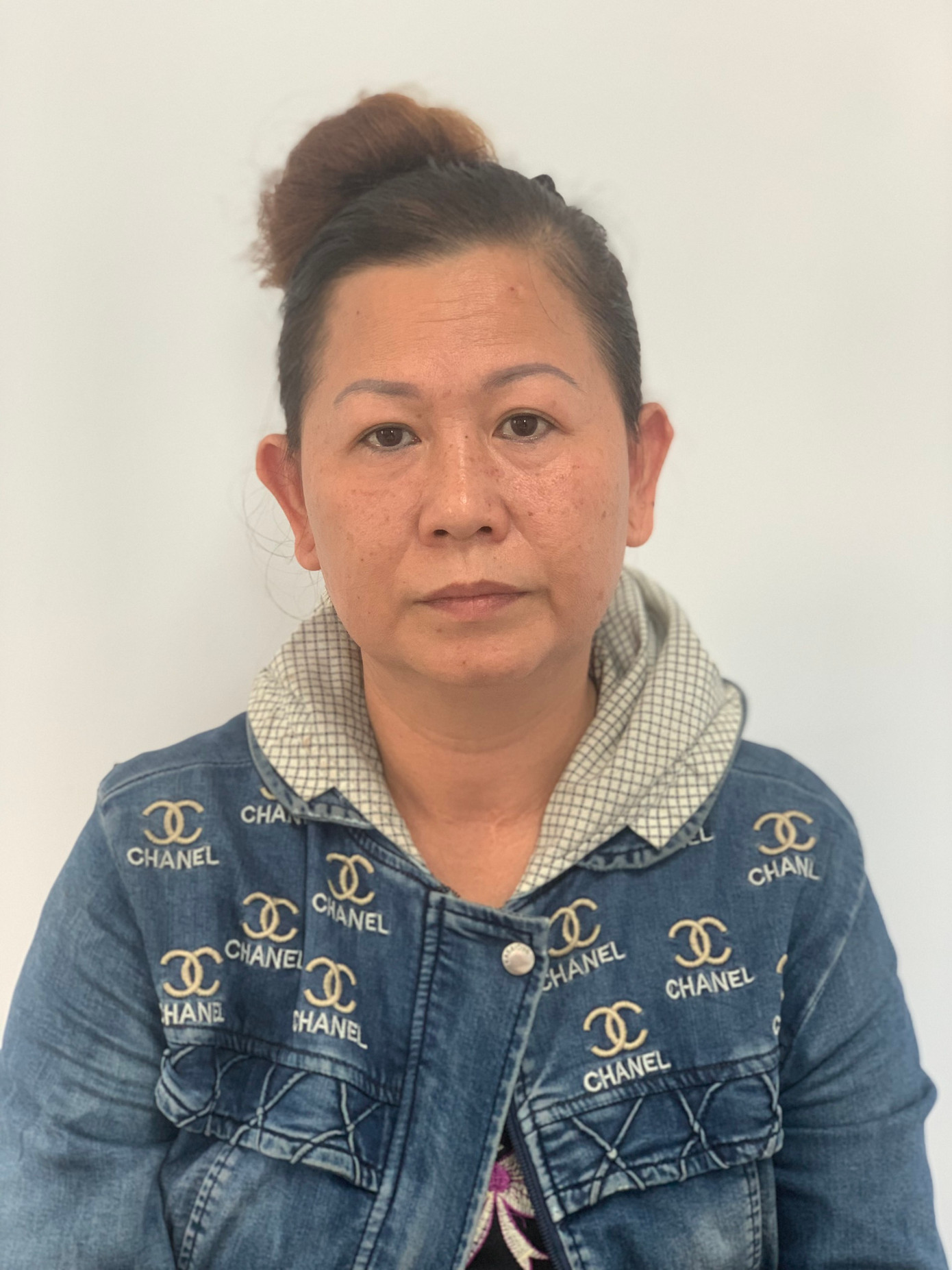 Huỳnh Thị Thúy Hằng tại cơ quan công an.