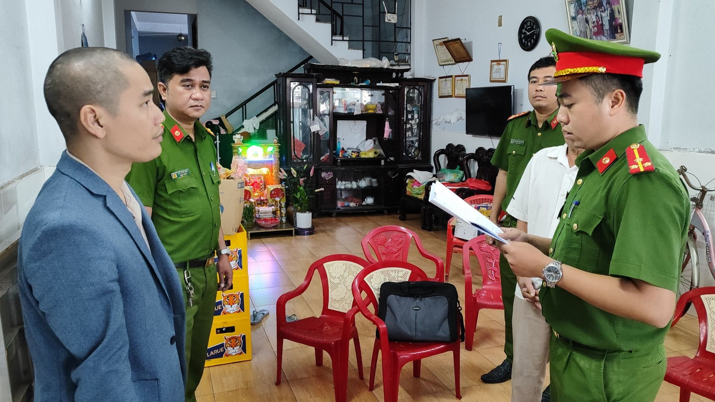 Tống đạt quyết định khởi tố Hoàng Ngọc Tiến. Tống đạt quyết định khởi tố Hoàng Ngọc Tiến.