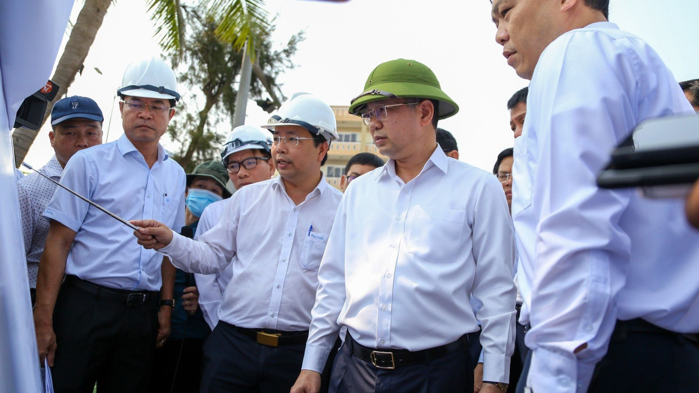 Bí thư Đà Nẵng nghe báo cáo tiến độ các dự án.