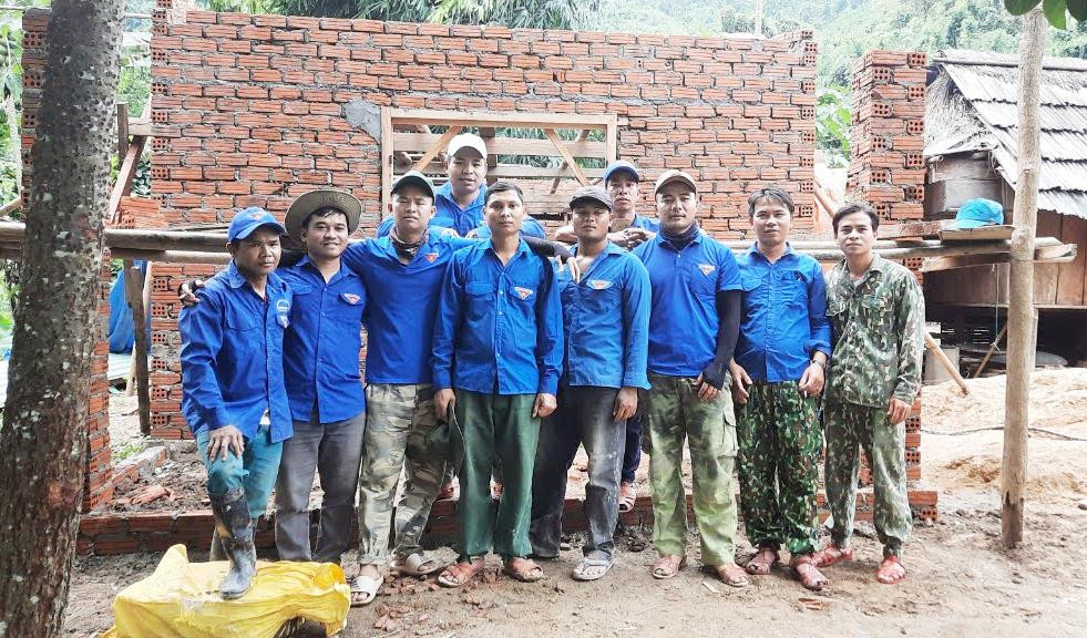 Anh em thanh niên tình nguyện &quot;đội thợ xây&quot; chụp hình lưu niệm bên căn nhà nặng ân tình nơi biên cương Tổ quốc. Đợt tình nguyện nơi biên giới xa xôi, cách trở sẽ là kỷ niệm khó quên trong tuổi trẻ của các bạn đoàn viên, thanh niên.