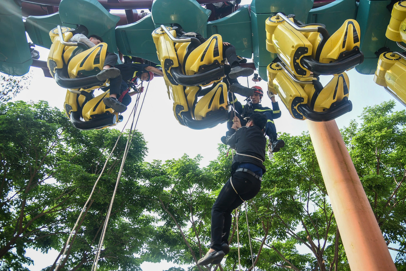 Sau đó, dùng dây thừng đưa các nạn nhân từ trên cao xuống đất an toàn. Sau đó, dùng dây thừng đưa các nạn nhân từ trên cao xuống đất an toàn.