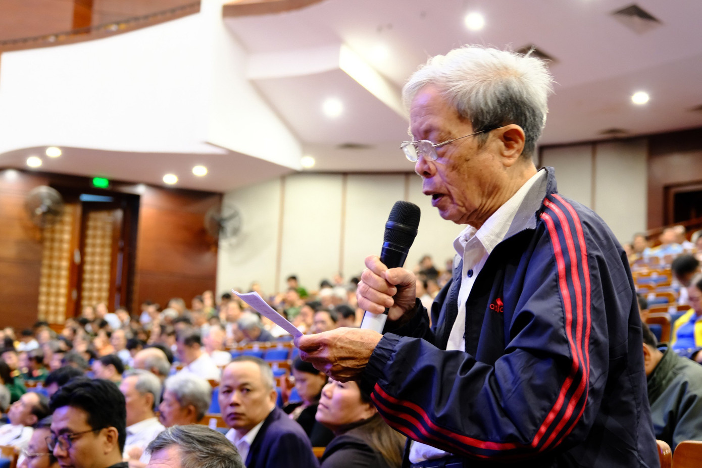 Cử tri nêu ý kiến tại buổi tiếp xúc.