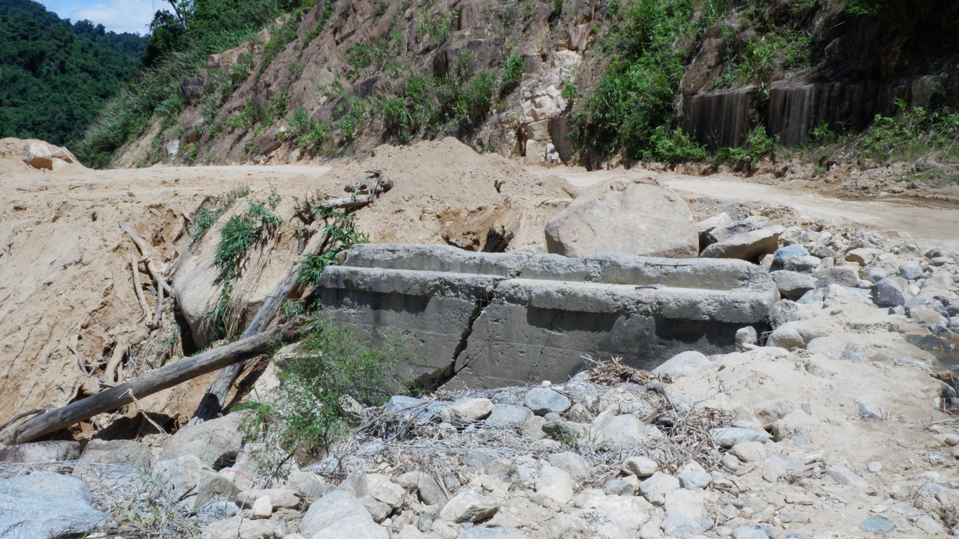 Việc các nhà thầu thi công cầm chừng đã ảnh hưởng đến tiến độ dự án, ảnh hưởng đến cuộc sống của người dân vùng cao vốn chịu nhiều thiệt hại nặng nề do thiên tai gây ra.