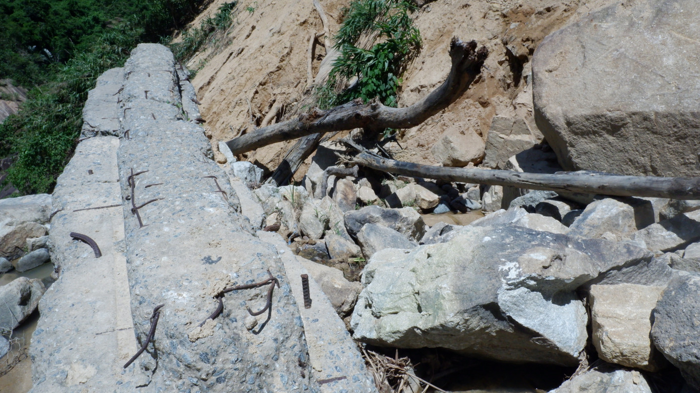 Nhiều vị trí sạt lở ở xã Phước Lộc, Phước Thành vẫn còn ngổn ngang chưa khắc phục xong. Theo tiến độ, các dự án khắc phục sẽ phải hoàn thành trong năm 2024. Tuy nhiên, với tốc độ và tình hình thi công như hiện nay, các tuyến đường khó hoàn thành theo kế hoạch.