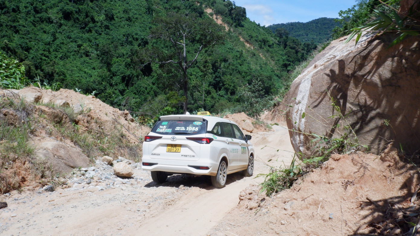 Ông Hồ Văn Long, Phó Chủ tịch UBND xã Phước Lộc cho biết: Sau sạt lở năm 2020, đến nay người dân trong xã bị ảnh hưởng đã ổn định chỗ ở. Tuy nhiên, giao thông đi lại rất khó khăn do việc khắc phục chậm trễ. Chính quyền xã đã nhiều lần ý kiến lên huyện để thúc đẩy các nhà thầu thi công khẩn trương, tuy nhiên đến nay tất cả vẫn rất chậm, nhiều đoạn sạt lở hầu như không có thấy thi công. "Mỗi mùa mưa bão, chính quyền xã phải họp dân để tuyên truyền vận động bà con không đi lại trên các tuyến đường vì dễ xảy ra sạt lở, lũ ống. Chỉ cần mưa kéo dài, sạt lở xảy ra là các xã vùng cao bị cô lập", ông Long cho biết.