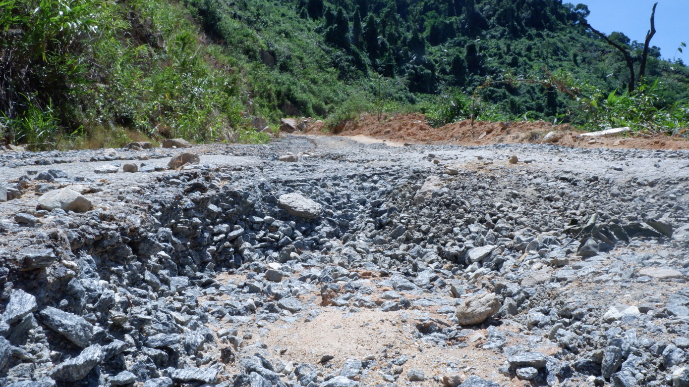 Ông Hồ Văn Đức (một người dân thôn 2 xã Phước Lộc) cho biết: Đường sá hư hỏng, sạt lở gần 4 năm nay nhưng việc sửa chữa rất chậm, nhiều đoạn không hề được khắc phục đã khiến người dân đi lại rất khó khăn, mùa mưa người dân không dám đi lại các tuyến đường vì sạt lở có thể xảy ra bất cứ lúc nào.