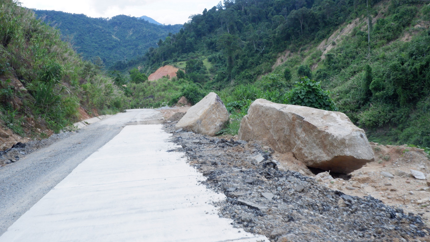Một đoạn đường qua xã Phước Lộc khắc phục dang dở rồi dừng giữa chừng nhiều tháng nay. Việc đánh giá năng lực, lựa chọn các nhà thầu thi công các dự án khôi phục tái thiết đường ở vùng sạt lở của huyện Phước Sơn được người dân và cán bộ các xã vùng cao đặt ra nhiều câu hỏi, nghi ngại liên quan việc bỏ bê hoặc thi công cầm chừng dẫn đến chậm trễ các dự án trăm tỷ đồng.