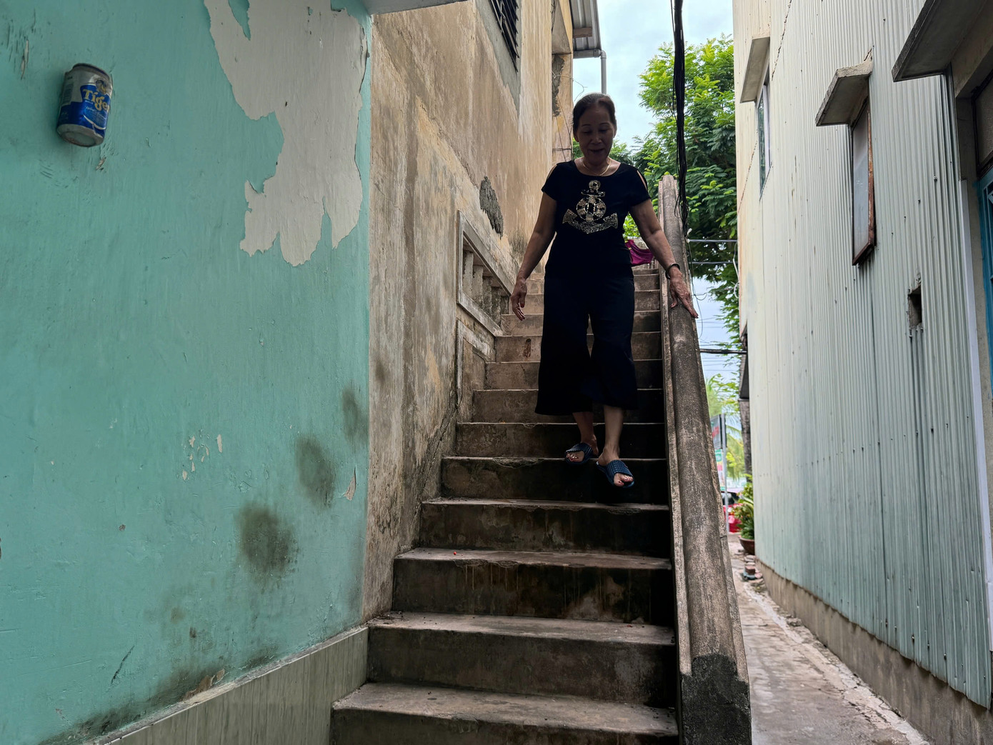 Người dân sống trong những căn nhà xuống cấp tại 103 Nguyễn Tất Thành.