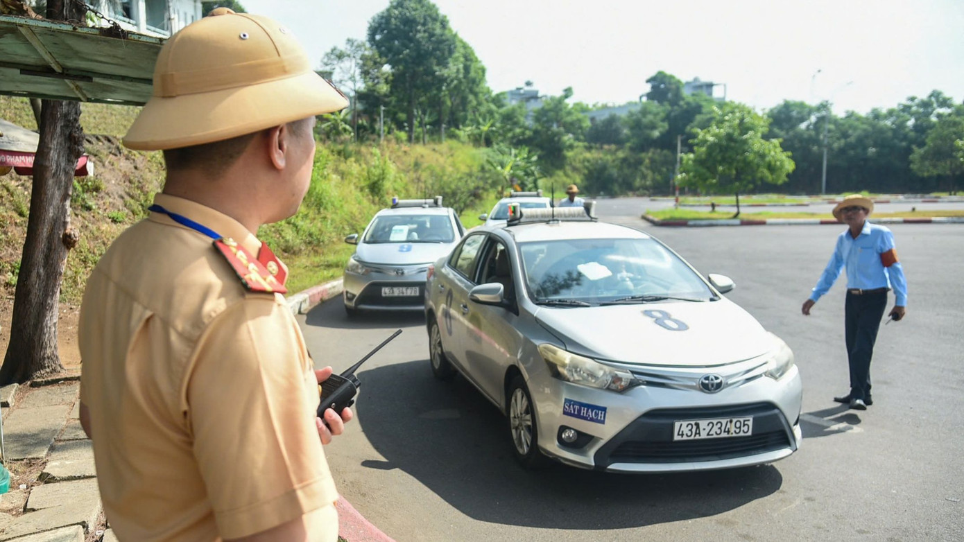 Cảnh sát giao thông Đà Nẵng giám sát quá trình thi tại khu vực sát hạch bằng lái xe ô tô. Thượng tá Phan Văn Thương - Trưởng Phòng CSGT Công an TP. Đà Nẵng - cho biết: Đây là bước ngoặt quan trọng, đánh dấu sự chuyển mình của lực lượng CSGT trong quản lý Nhà nước về cấp giấy phép lái xe. “Sau hơn hai tháng tạm hoãn, kỳ sát hạch hôm nay không chỉ là một kỳ thi lái xe đơn thuần mà còn là bước sàng lọc, đánh giá ý thức trách nhiệm khi tham gia giao thông của mỗi người dân” - Thượng tá Phan Văn Thương chia sẻ. Cảnh sát giao thông Đà Nẵng giám sát quá trình thi tại khu vực sát hạch bằng lái xe ô tô. Thượng tá Phan Văn Thương - Trưởng Phòng CSGT Công an TP. Đà Nẵng - cho biết: Đây là bước ngoặt quan trọng, đánh dấu sự chuyển mình của lực lượng CSGT trong quản lý Nhà nước về cấp giấy phép lái xe. “Sau hơn hai tháng tạm hoãn, kỳ sát hạch hôm nay không chỉ là một kỳ thi lái xe đơn thuần mà còn là bước sàng lọc, đánh giá ý thức trách nhiệm khi tham gia giao thông của mỗi người dân” - Thượng tá Phan Văn Thương chia sẻ.