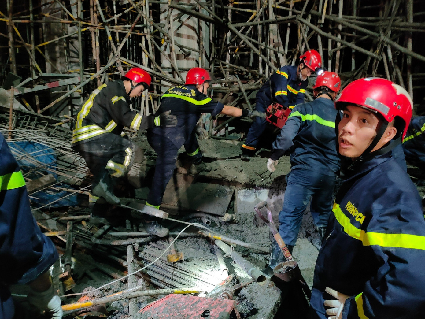 Cảnh sát PCCC&amp;CNCH có mặt đưa hai nạn nhân bị vùi lấp ra ngoài.