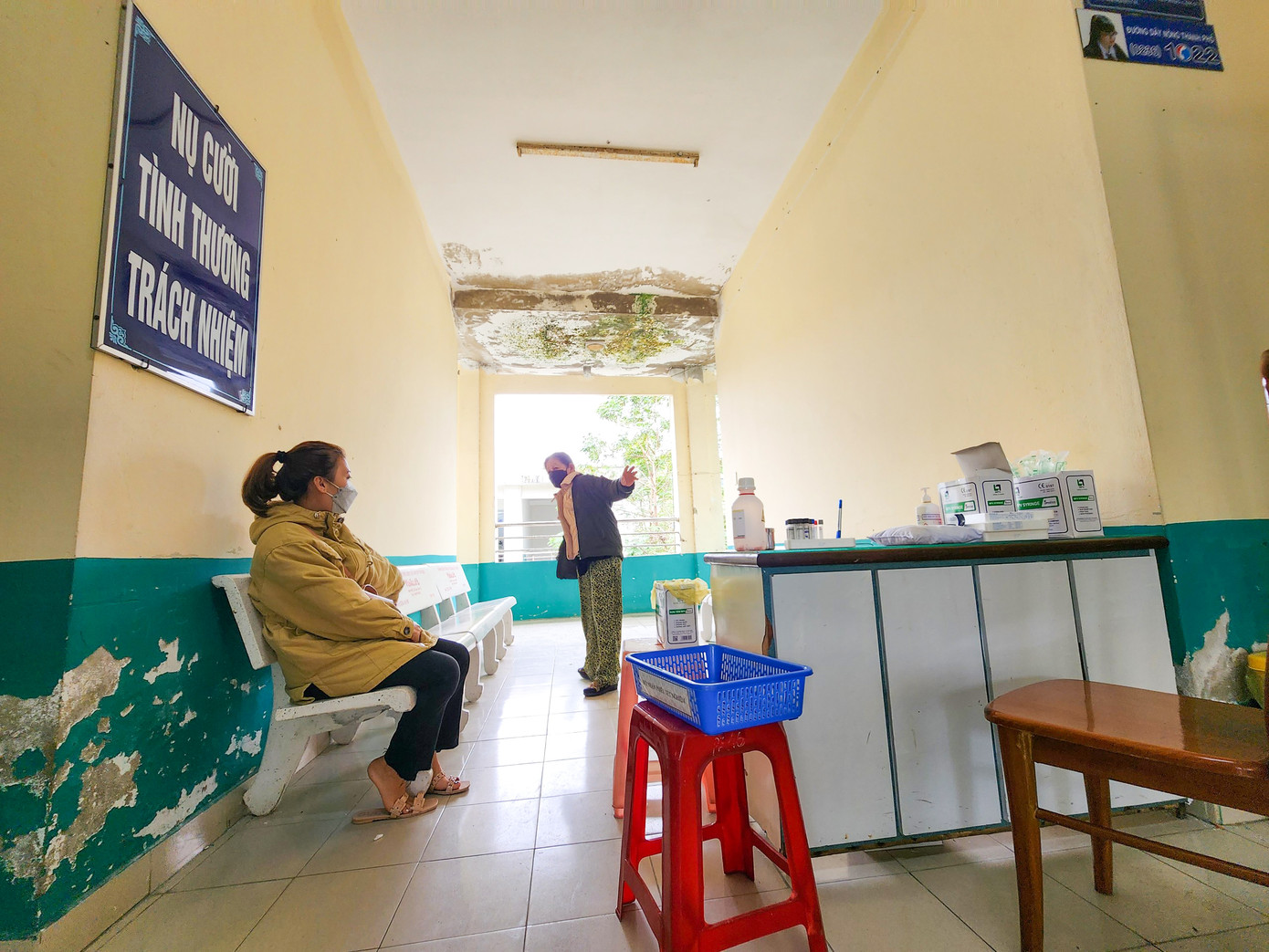 Người dân đến khám bệnh than phiền vì bệnh viện ẩm mốc, xuống cấp lâu ngày.