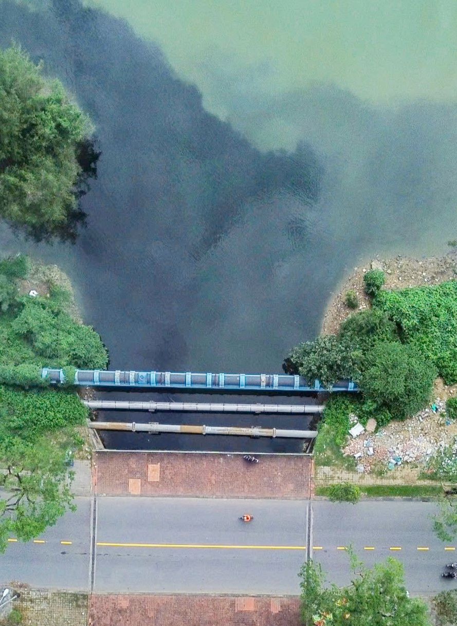 Dòng nước đen ngòm từ các khu dân cư chảy vào sông gây ô nhiễm. Dòng nước đen ngòm từ các khu dân cư chảy vào sông gây ô nhiễm.