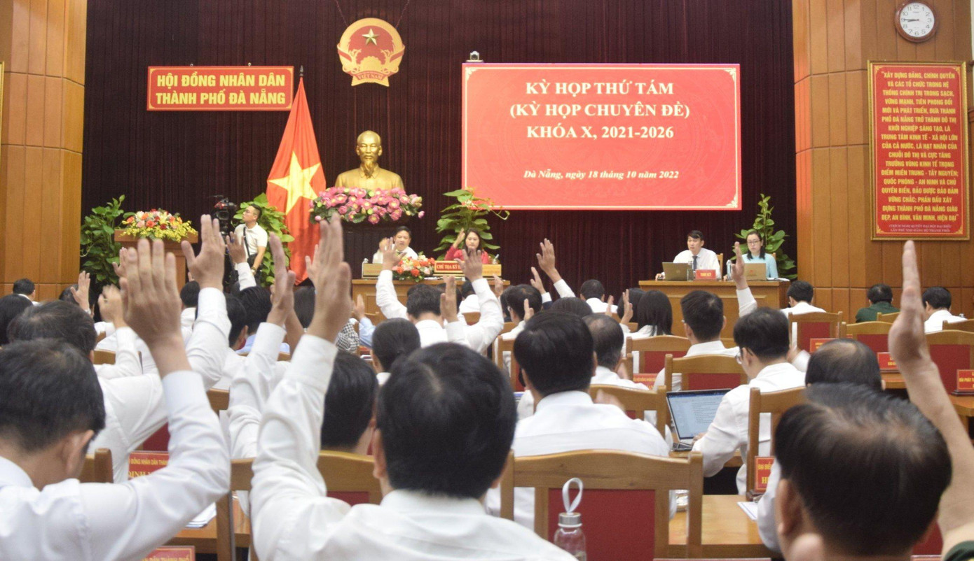 Các đại biểu biểu quyết thông qua các nội dung tại kỳ họp.