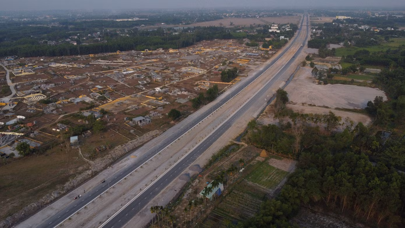 Một đoạn đường vành đai phía Tây vừa được Đà Nẵng cho thông xe. Một đoạn đường vành đai phía Tây vừa được Đà Nẵng cho thông xe.