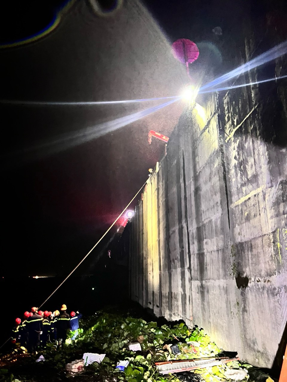 Lực lượng cứu hộ cứu nạn của TP Đà Nẵng và tỉnh TT- Huế có mặt trong đêm, để cứu người bị nạn, đưa người mắc kẹt trong xe đi cấp cứu.