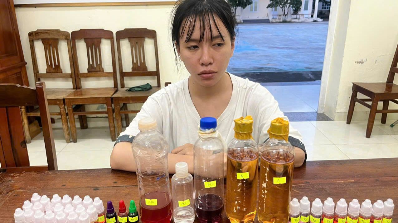 Đối tượng Phạm Thị Trà My và tang vật. Đối tượng Phạm Thị Trà My và tang vật.