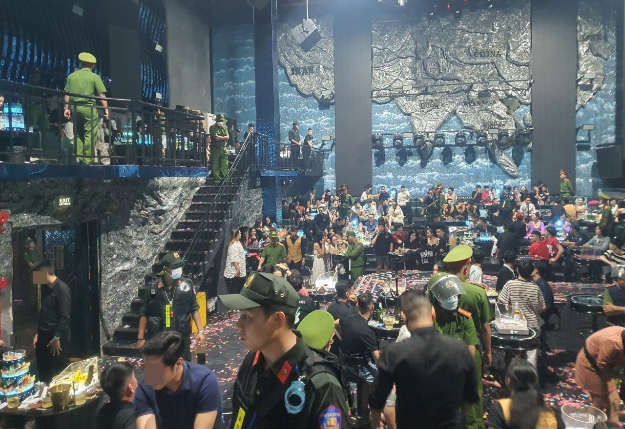 Thời điểm công an đột kích có hàng chục người đang ở trong quán bar. Thời điểm công an đột kích có hàng chục người đang ở trong quán bar.