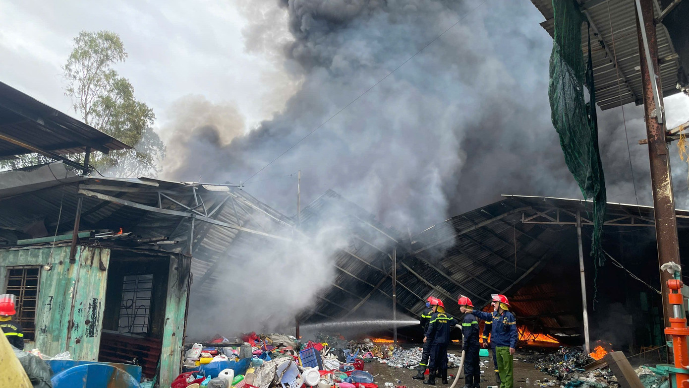 Hiện trường bên trong xưởng phế liệu bị cháy.