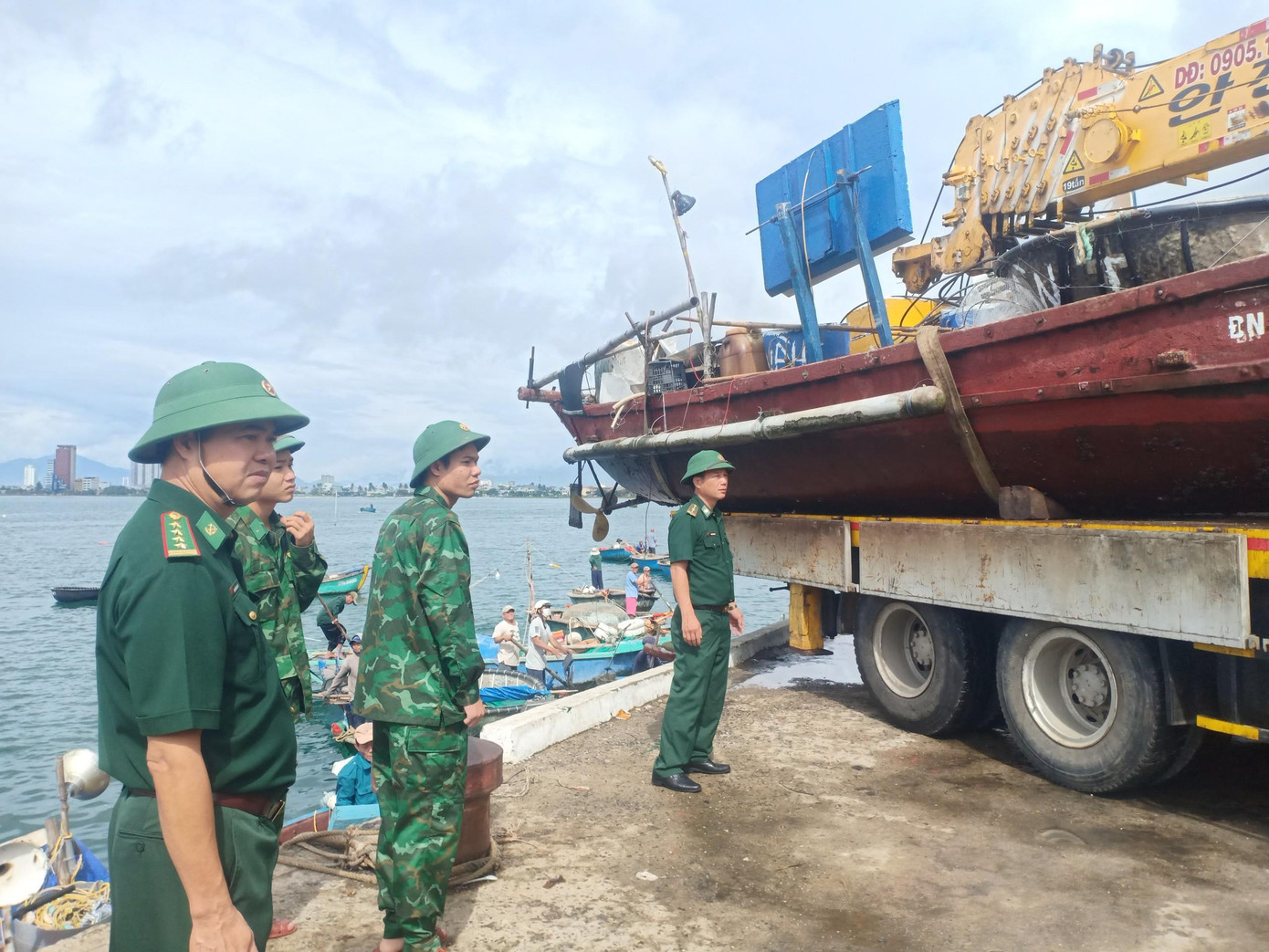 Thông tin thêm về công tác ứng phó với bão Noru, ông Nguyễn Văn Quảng, Bí thư Thành ủy Đà Nẵng cho biết, hiện Đà Nẵng chỉ đạo các cơ quan, đơn vị dừng tất cả các cuộc họp chưa cần thiết để tập trung lực lượng ứng phó với bão. Theo Bí thư Đà Nẵng, các vùng trũng, vùng có nguy cơ sạt lở tại huyện Hòa Vang đã có những phương án để di dời dân và các địa điểm di dời cũng hoàn thành. Do hàng năm thành phố rà soát, đánh giá lại các địa điểm phục vụ di dân khi có thiên tai nên công tác này khá thuận lợi.