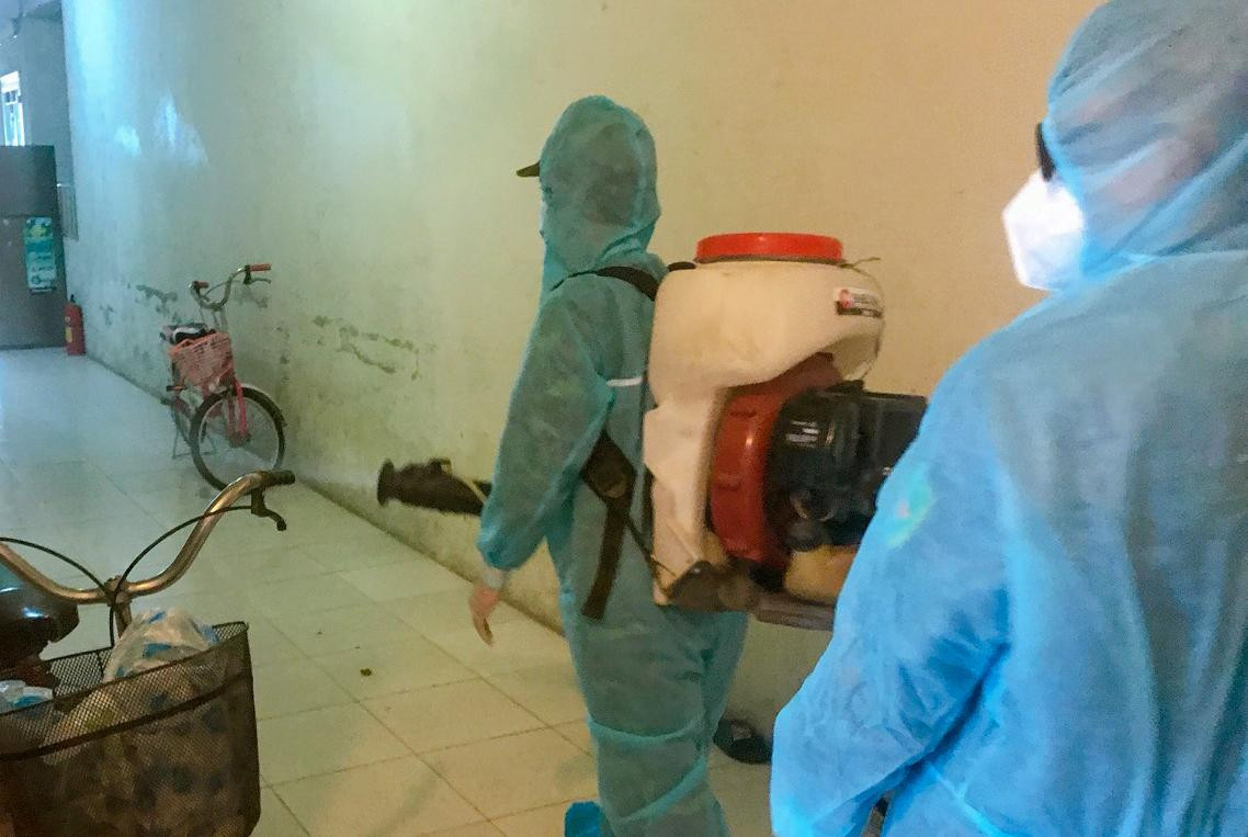 Lực lượng chức năng địa phương tiến hành phun khử khuẩn tại các khu chung cư có ca mắc COVID-19. Lực lượng chức năng địa phương tiến hành phun khử khuẩn tại các khu chung cư có ca mắc COVID-19.