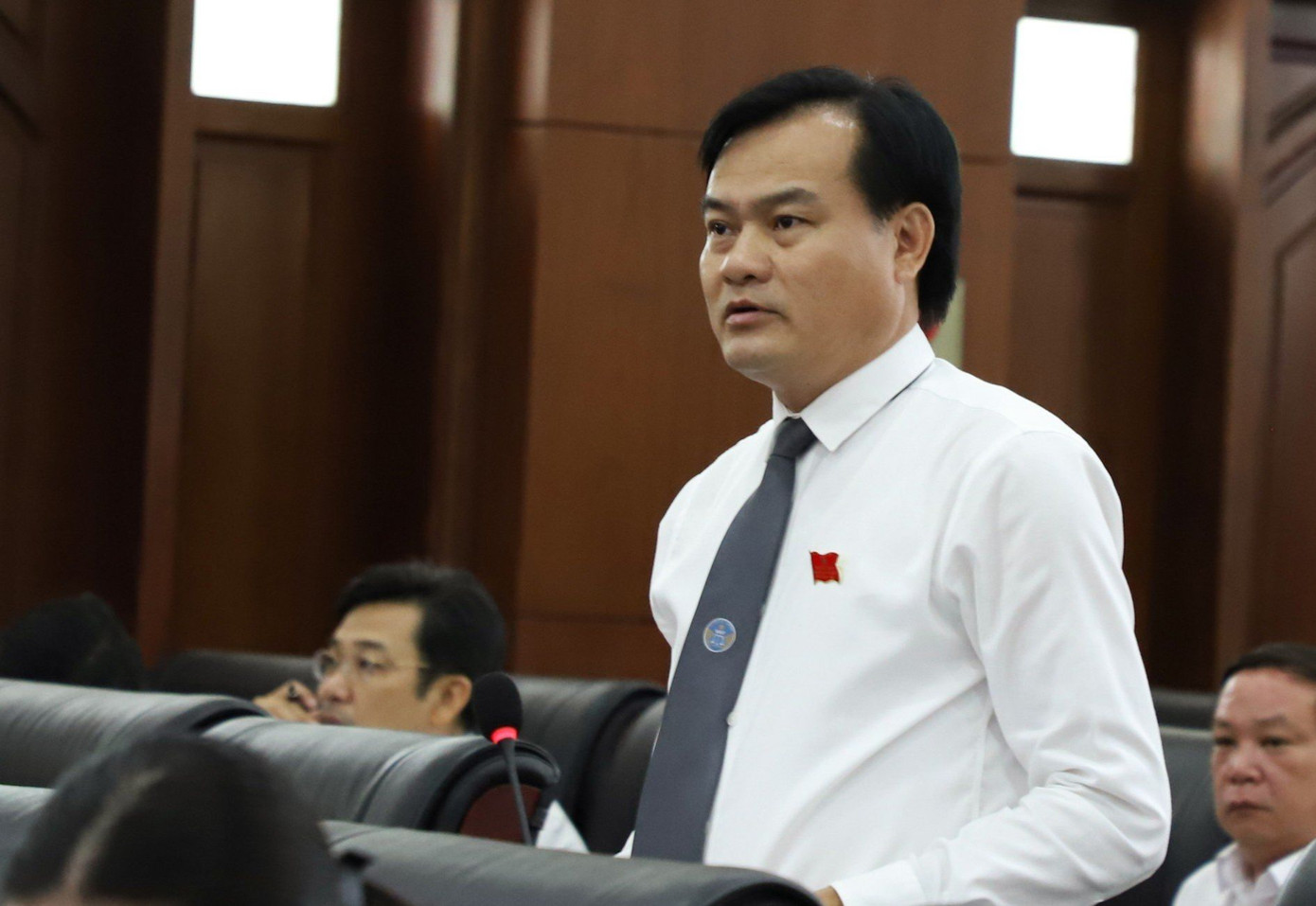 Đại biểu Trần Tuấn Lợi phát biểu tại kỳ họp. (Ảnh: BĐN)