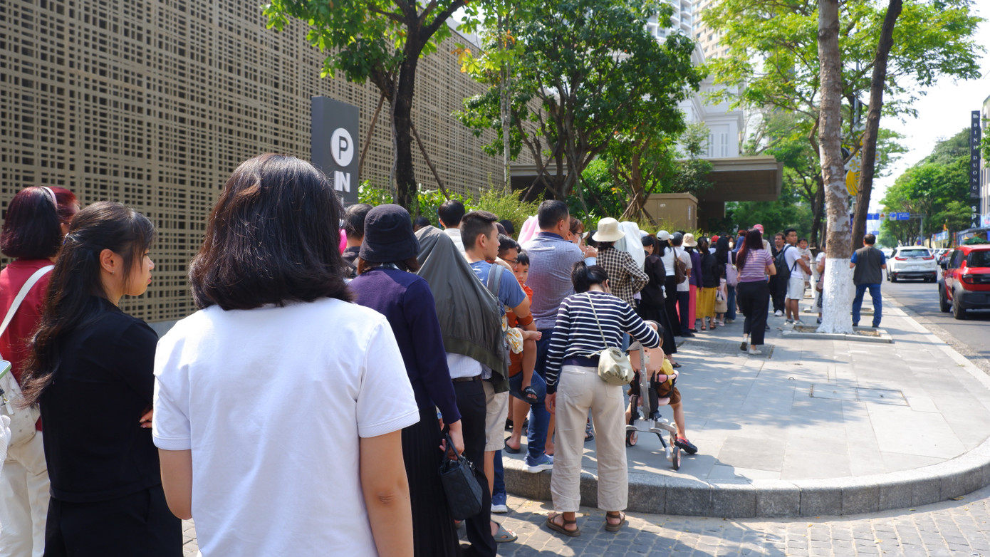 Dòng người xếp hàng dài dọc đường Trần Phú chờ vào tham quan bảo tàng. Đến 9h30, để đảm bảo an toàn cho người dân cũng như các hiện vật bên trong nhân viên bảo tàng buộc lòng phải thông báo ngừng đón khách vì bên trong đã quá đông người. Dòng người xếp hàng dài dọc đường Trần Phú chờ vào tham quan bảo tàng. Đến 9h30, để đảm bảo an toàn cho người dân cũng như các hiện vật bên trong nhân viên bảo tàng buộc lòng phải thông báo ngừng đón khách vì bên trong đã quá đông người.