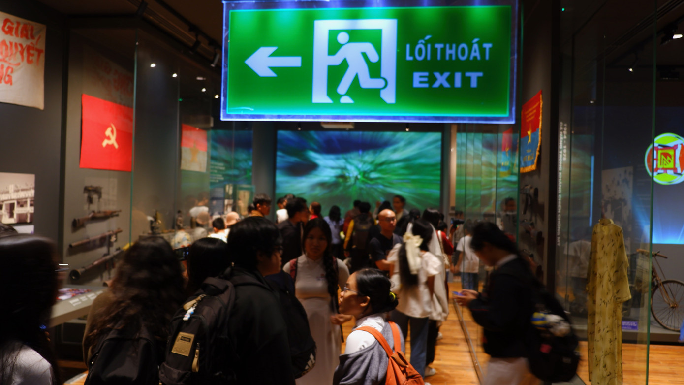 Bên trong bảo tàng là cảnh hàng ngàn người dân tham quan, tìm hiểu, khám phá lịch sử Đà Nẵng qua các thời kỳ. Du khách quá tải, lo ngại phát sinh các vấn đề nên bảo tàng phải đóng cổng chính, điều tiết khách. Bên trong bảo tàng là cảnh hàng ngàn người dân tham quan, tìm hiểu, khám phá lịch sử Đà Nẵng qua các thời kỳ. Du khách quá tải, lo ngại phát sinh các vấn đề nên bảo tàng phải đóng cổng chính, điều tiết khách.