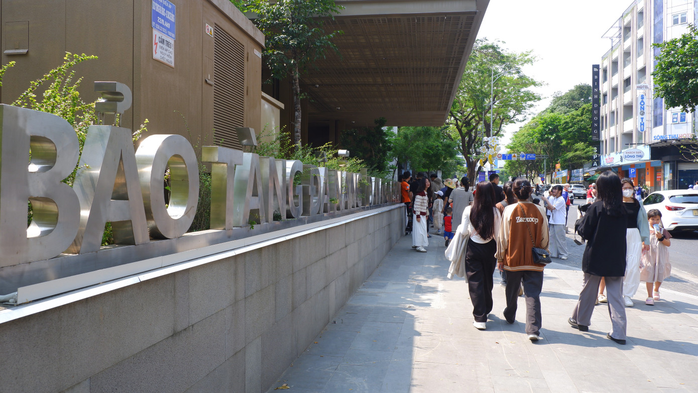 Bảo tàng Đà Nẵng là công trình trọng điểm chào mừng 50 năm giải phóng TP. Đà Nẵng; khai trương cơ sở mới tại số 42 Bạch Đằng, quận Hải Châu hôm 28/3, hiện mở cửa miễn phí. Công trình được cải tạo từ Toà Thị chính thời Pháp, thu hút lượng khách rất lớn trong những ngày qua. Thống kê của Bảo tàng Đà Nẵng, trong ngày 4/4 có hơn 3.000 người đến tham quan bảo tàng, đông nhất từ khi mở cửa. Những ngày trước, lượng khách khoảng 2.000 người/ngày. Lãnh đạo Bảo tàng Đà Nẵng cho biết, sáng nay lượng khách tăng đột biến nên gây áp lực rất lớn cho nhân viên bảo tàng cũng như ảnh hưởng đến việc đảm bảo an toàn cho người dân và du khách tham quan. "Việc đóng cửa là bất khả kháng để điều tiết lượng người vào bên trong bảo tàng, nhằm đảm bảo an toàn cho người dân và du khách. Chúng tôi rất mong mọi người thông cảm, sẻ chia và quay lại vào thời điểm khác", đại diện Bảo tàng Đà Nẵng cho biết. Bảo tàng Đà Nẵng là công trình trọng điểm chào mừng 50 năm giải phóng TP. Đà Nẵng; khai trương cơ sở mới tại số 42 Bạch Đằng, quận Hải Châu hôm 28/3, hiện mở cửa miễn phí. Công trình được cải tạo từ Toà Thị chính thời Pháp, thu hút lượng khách rất lớn trong những ngày qua. Thống kê của Bảo tàng Đà Nẵng, trong ngày 4/4 có hơn 3.000 người đến tham quan bảo tàng, đông nhất từ khi mở cửa. Những ngày trước, lượng khách khoảng 2.000 người/ngày. Lãnh đạo Bảo tàng Đà Nẵng cho biết, sáng nay lượng khách tăng đột biến nên gây áp lực rất lớn cho nhân viên bảo tàng cũng như ảnh hưởng đến việc đảm bảo an toàn cho người dân và du khách tham quan. "Việc đóng cửa là bất khả kháng để điều tiết lượng người vào bên trong bảo tàng, nhằm đảm bảo an toàn cho người dân và du khách. Chúng tôi rất mong mọi người thông cảm, sẻ chia và quay lại vào thời điểm khác", đại diện Bảo tàng Đà Nẵng cho biết.