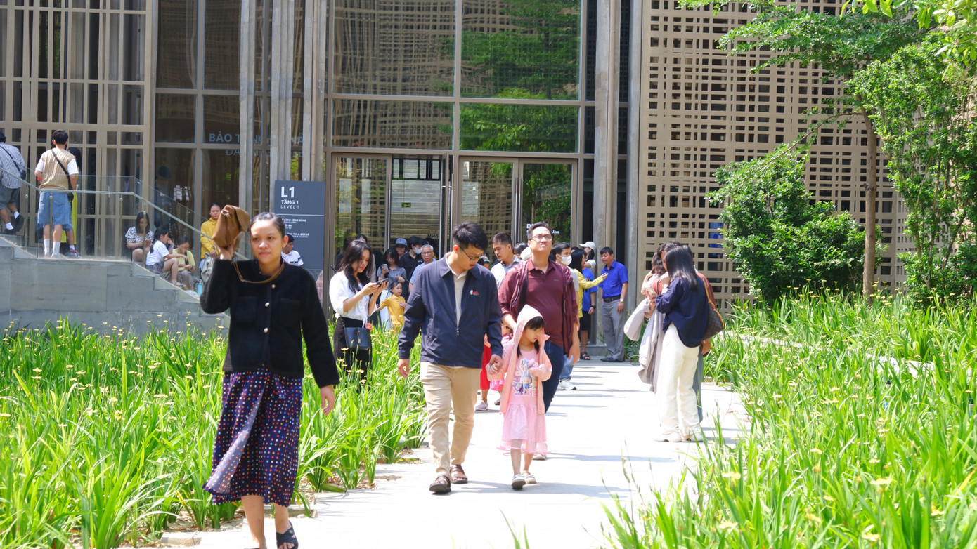 Bảo tàng Đà Nẵng mở cửa buổi sáng từ 8h-11h30 (ngưng nhận khách từ 11h), chiều từ 14h-17h (ngưng nhận khách từ 16h30). Trong ảnh: Đông đảo người dân và du khách đi dạo, tham quan khu vực sân vườn ngoài trời của bảo tàng, điểm check-in yêu thích của nhiều du khách. Bảo tàng Đà Nẵng mở cửa buổi sáng từ 8h-11h30 (ngưng nhận khách từ 11h), chiều từ 14h-17h (ngưng nhận khách từ 16h30). Trong ảnh: Đông đảo người dân và du khách đi dạo, tham quan khu vực sân vườn ngoài trời của bảo tàng, điểm check-in yêu thích của nhiều du khách.