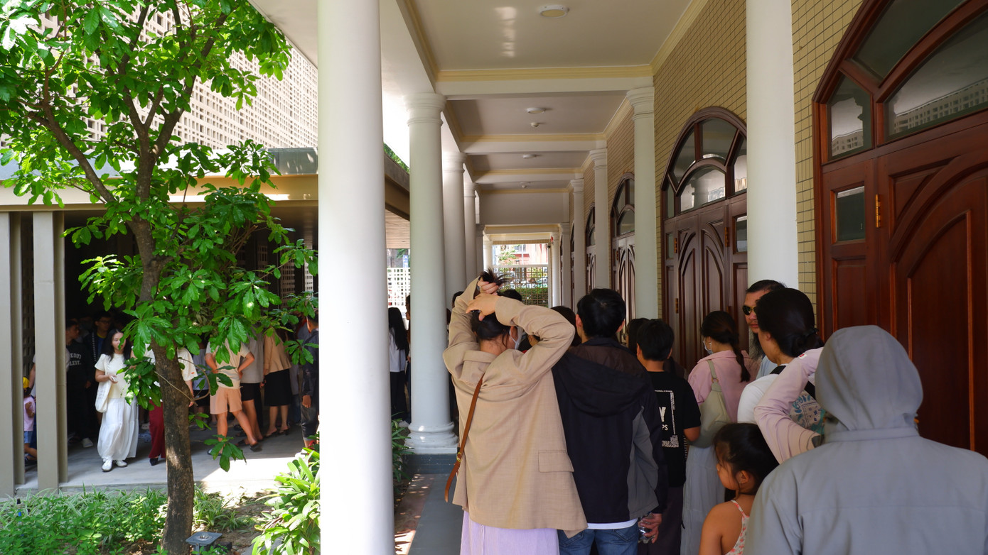 Dọc các hành lang là cảnh người dân du khách xếp hàng chờ vào tham quan bảo tàng. Dọc các hành lang là cảnh người dân du khách xếp hàng chờ vào tham quan bảo tàng.