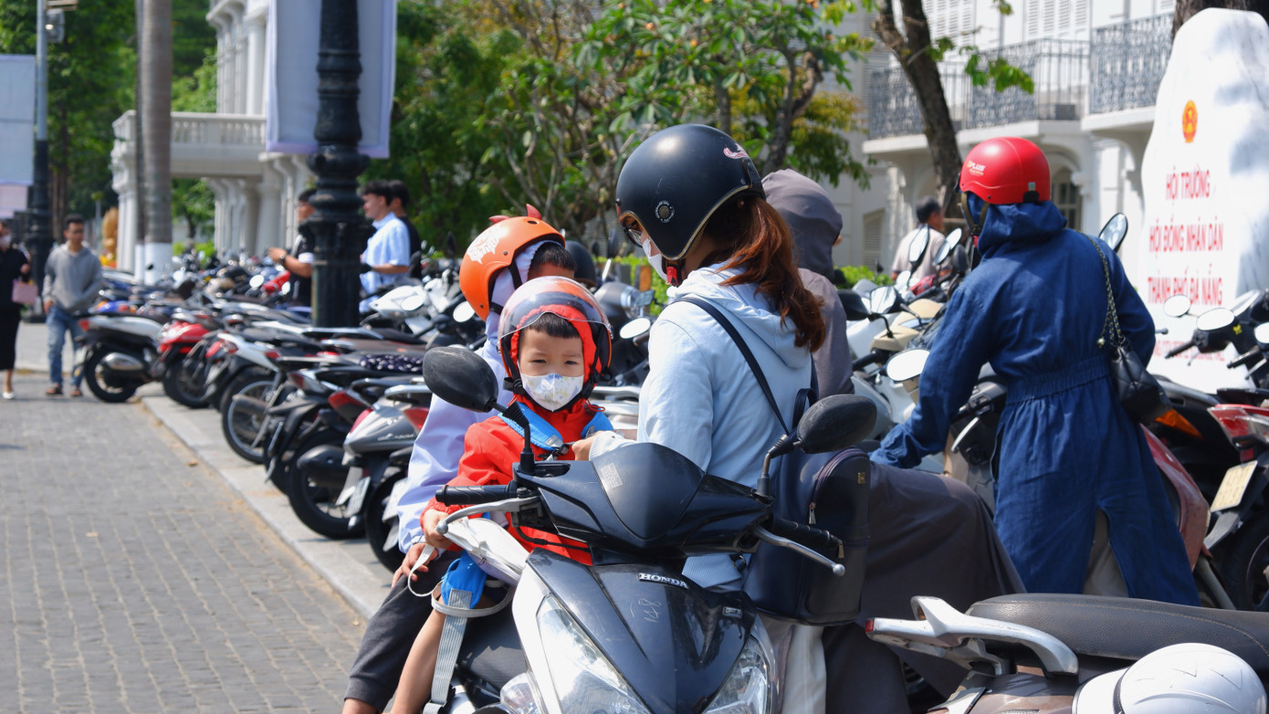 Nhiều phụ huynh mang theo con nhỏ đi tham quan, nhưng vì quá đông nên phải quay về. "Cuối tuần tranh thủ đưa con đi chơi, tham quan nhưng đông quá không thể vào bên trong nên đành hẹn con dịp sau", chị Trần Thị Hoa (quận Sơn Trà) cho biết. Nhiều phụ huynh mang theo con nhỏ đi tham quan, nhưng vì quá đông nên phải quay về. "Cuối tuần tranh thủ đưa con đi chơi, tham quan nhưng đông quá không thể vào bên trong nên đành hẹn con dịp sau", chị Trần Thị Hoa (quận Sơn Trà) cho biết.