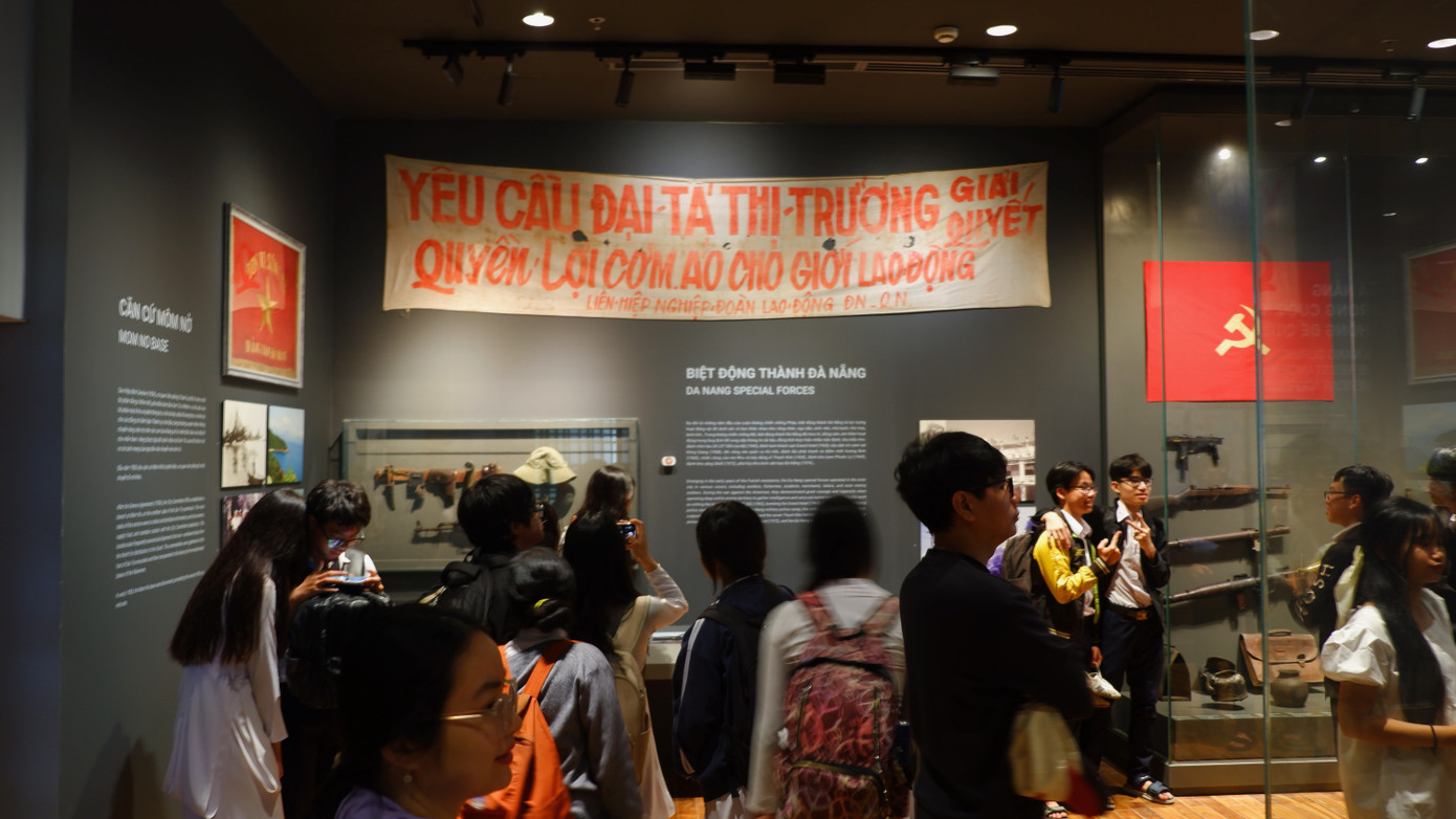 Bảo tàng mới với tổng diện tích sử dụng 8.680 m2, kết hợp bảo tồn kiến trúc cũ với các không gian trưng bày hiện vật, triển lãm. Tại các không gian trưng bày sáng 5/4 đều đông kín người. Bảo tàng Đà Nẵng hiện đang miễn phí vé tham quan. Lãnh đạo Bảo tàng Đà Nẵng cho biết, mức phí tham quan đang chờ HĐND TP ra nghị quyết quy định mức thu. Bảo tàng mới với tổng diện tích sử dụng 8.680 m2, kết hợp bảo tồn kiến trúc cũ với các không gian trưng bày hiện vật, triển lãm. Tại các không gian trưng bày sáng 5/4 đều đông kín người. Bảo tàng Đà Nẵng hiện đang miễn phí vé tham quan. Lãnh đạo Bảo tàng Đà Nẵng cho biết, mức phí tham quan đang chờ HĐND TP ra nghị quyết quy định mức thu.