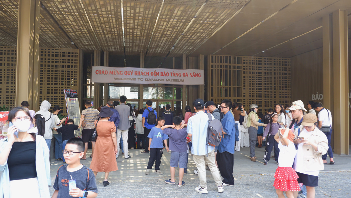 Nhiều người dân ở xa, kiên trì nán lại để chờ được vào bên trong để tham quan. Nhiều người dân ở xa, kiên trì nán lại để chờ được vào bên trong để tham quan.