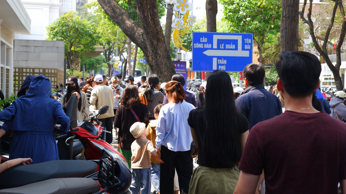 Đến hơn 10h cùng ngày, nhiều người dân vẫn xếp hàng để chờ vào bên trong bảo tàng. Đến hơn 10h cùng ngày, nhiều người dân vẫn xếp hàng để chờ vào bên trong bảo tàng.