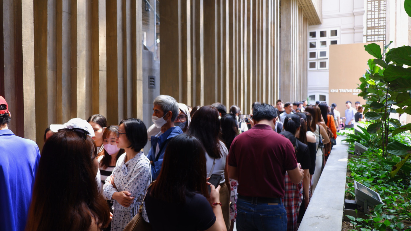 Hàng dài du khách vào ra tại các lối đi ở bảo tàng. Hàng dài du khách vào ra tại các lối đi ở bảo tàng.