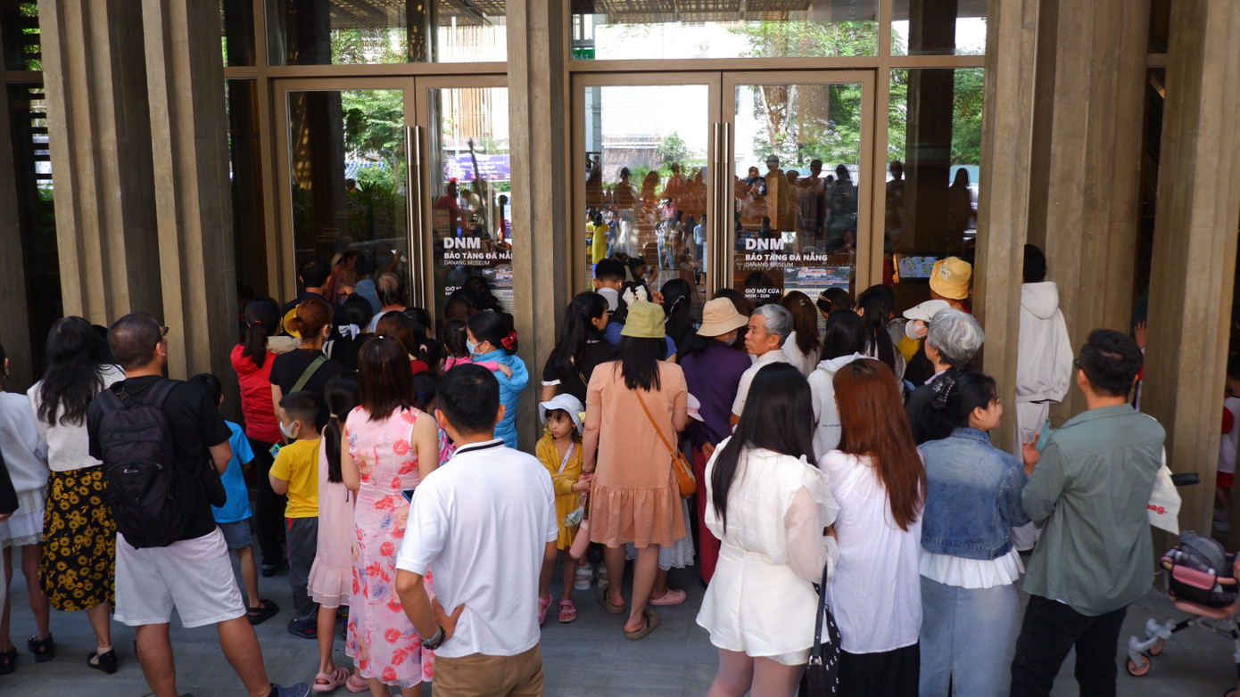 Dù nhân viên bảo tàng phát loa thông báo và mong người dân, du khách thông cảm, quay lại vào buổi chiều nhưng hàng ngàn người vẫn nán lại để chờ tham quan bảo tàng được đánh giá là có quy mô đầu tư và vị trí đẹp nhất so với các bảo tàng ở miền Trung. Dù nhân viên bảo tàng phát loa thông báo và mong người dân, du khách thông cảm, quay lại vào buổi chiều nhưng hàng ngàn người vẫn nán lại để chờ tham quan bảo tàng được đánh giá là có quy mô đầu tư và vị trí đẹp nhất so với các bảo tàng ở miền Trung.