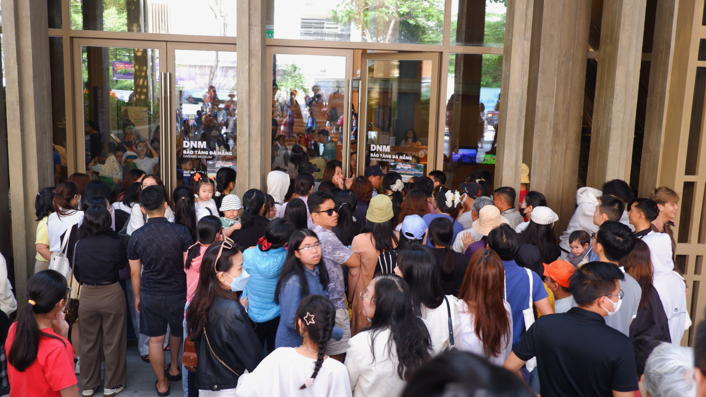 Sáng 5/4, hàng ngàn người dân, du khách đổ xô về bảo tàng Đà Nẵng. Do số lượng người quá đông, bảo tàng quá tải khách tham quan nên buộc nhân viên bảo tàng phải khóa cửa đón khách tại số 31 Trần Phú. Đây là bảo tàng mới được Đà Nẵng đầu tư hơn 500 tỷ đồng, đưa vào sử dụng và mở cửa miễn phí từ 1/4. Sáng 5/4, hàng ngàn người dân, du khách đổ xô về bảo tàng Đà Nẵng. Do số lượng người quá đông, bảo tàng quá tải khách tham quan nên buộc nhân viên bảo tàng phải khóa cửa đón khách tại số 31 Trần Phú. Đây là bảo tàng mới được Đà Nẵng đầu tư hơn 500 tỷ đồng, đưa vào sử dụng và mở cửa miễn phí từ 1/4.