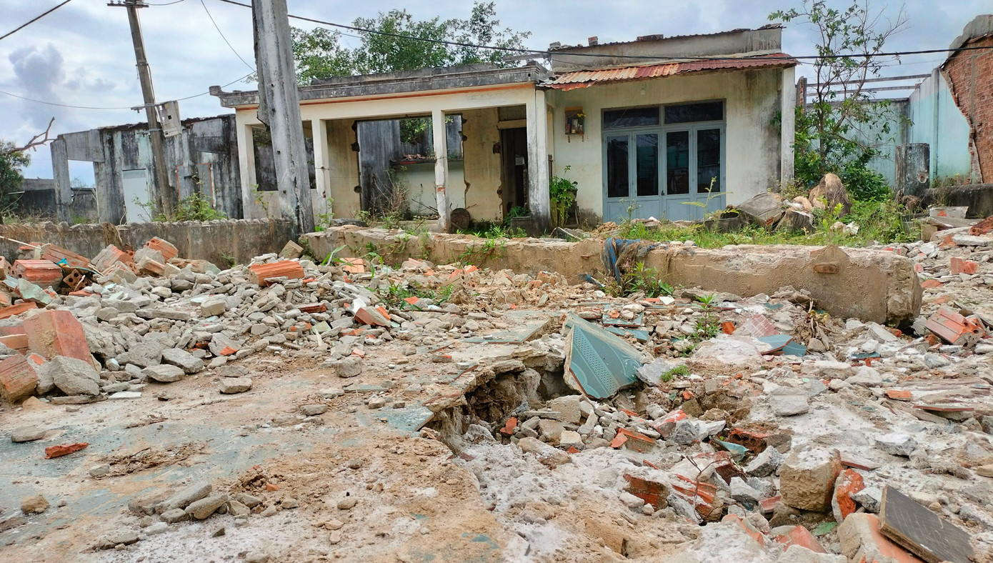 Một nhà dân nằm giữa dự án, xung quanh là các ngôi nhà đã được tháo dỡ, đập bỏ. Người dân vùng dự án đã nhiều lần ý kiến, kiến nghị được nâng mức giá đền bù hỗ trợ, được bố trí chỗ ở để ổn định cuộc sống sau khi di dời.