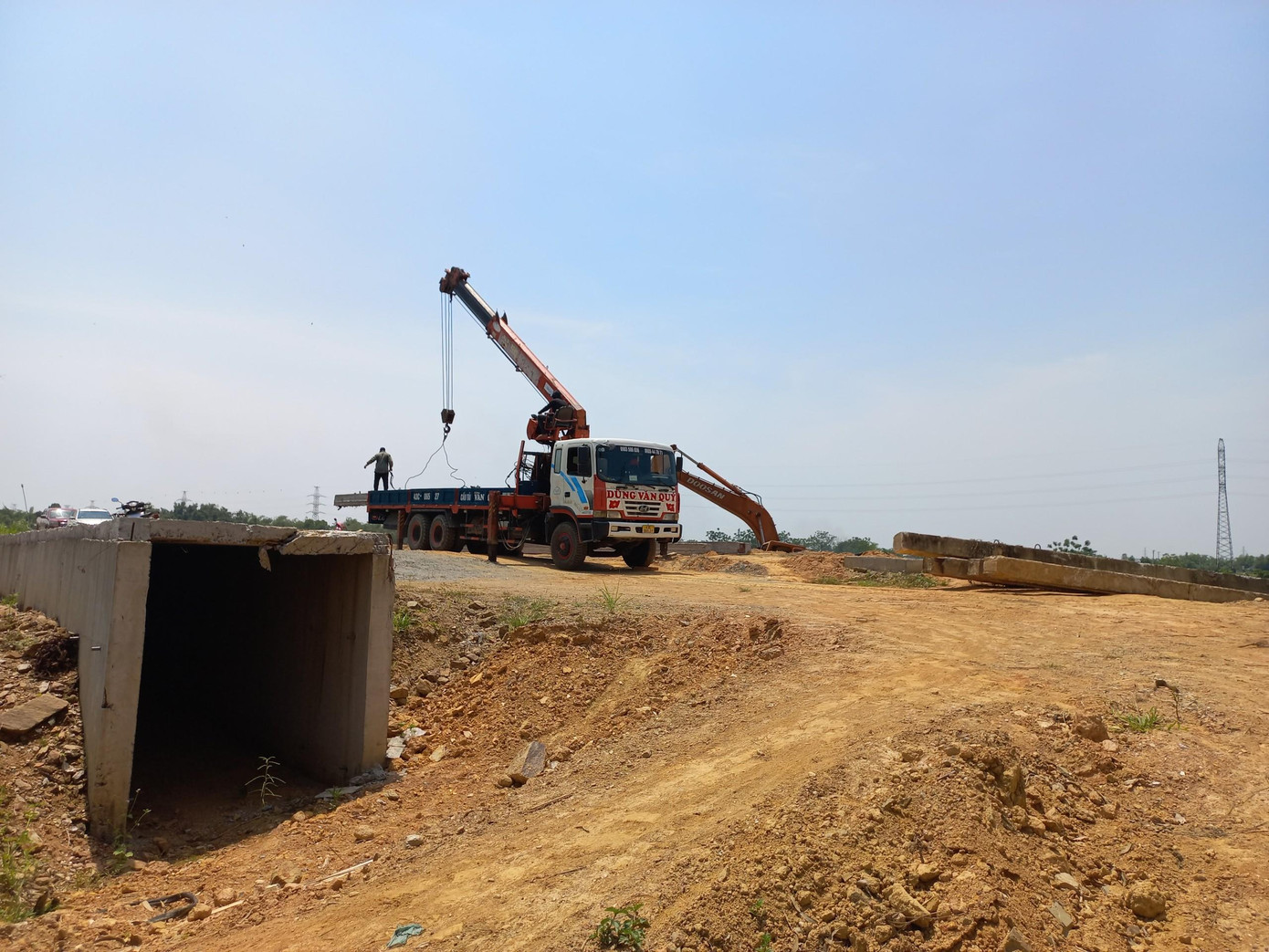 Tại huyện Hoà Vang, còn hơn 62 hồ sơ chưa bàn giao mặt bằng. Ông Trần Ngạnh, Giám đốc Ban giải phóng mặt bằng huyện Hòa Vang, cho biết: Việc chậm trễ là do trước đây chính quyền kêu gọi các hộ dân hiến đất làm bờ kè chống sạt lở, làm tuyến đường 3m chạy dọc ven sông, không có đền bù. Khi dự án được triển khai, các hộ dân phải giải tỏa đi hẳn. Các hộ dân yêu cầu thành phố phải đền bù diện tích đất trước đây đã hiến. Tại huyện Hoà Vang, còn hơn 62 hồ sơ chưa bàn giao mặt bằng. Ông Trần Ngạnh, Giám đốc Ban giải phóng mặt bằng huyện Hòa Vang, cho biết: Việc chậm trễ là do trước đây chính quyền kêu gọi các hộ dân hiến đất làm bờ kè chống sạt lở, làm tuyến đường 3m chạy dọc ven sông, không có đền bù. Khi dự án được triển khai, các hộ dân phải giải tỏa đi hẳn. Các hộ dân yêu cầu thành phố phải đền bù diện tích đất trước đây đã hiến.