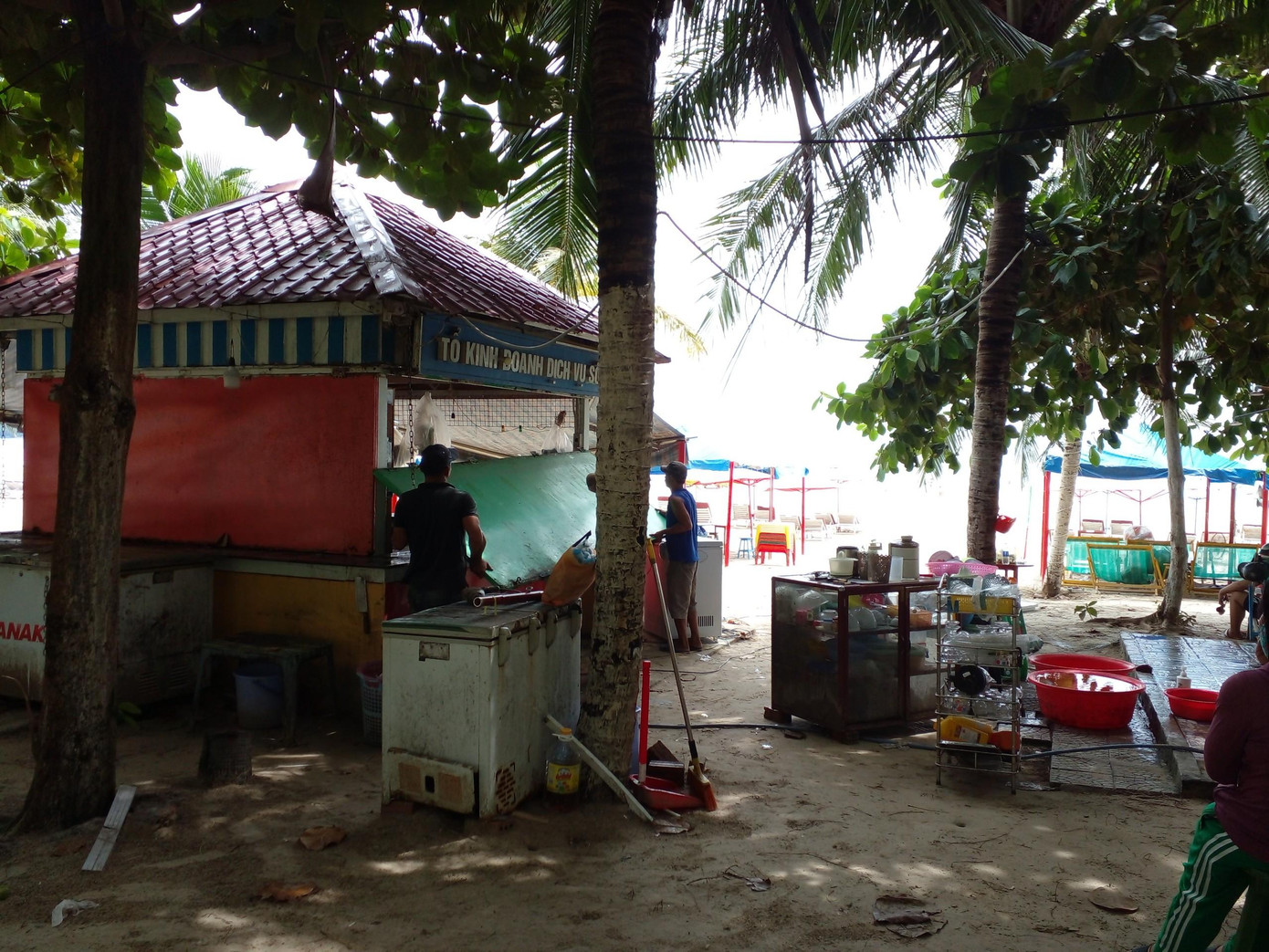 Nhiều hàng quán ven biển chủ động tháo dỡ biển hiệu, di chuyển thiết bị, hàng hóa trước khi bão đổ bộ. Nhiều hàng quán ven biển chủ động tháo dỡ biển hiệu, di chuyển thiết bị, hàng hóa trước khi bão đổ bộ.