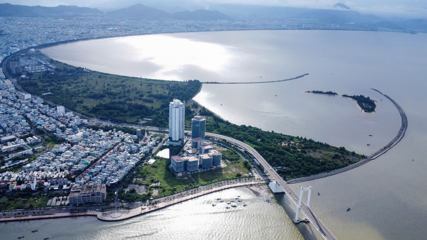 Dự án Khu đô thị quốc tế Đa Phước có diện tích lấn biển tại khu vực phường Thanh Bình (quận Hải Châu) từng được kỳ vọng là một khu đô thị đẳng cấp của Đà Nẵng nhưng nay chỉ là cảnh bỏ hoang, cây cối um tùm, bao phủ trên diện tích 181ha. Đây là một trong số hơn 1.000 dự án ở Đà Nẵng vướng mắc về các thủ tục pháp lý liên quan đến các kết luận thanh tra, bản án chờ tháo gỡ để khơi thông nguồn lực đất đai.