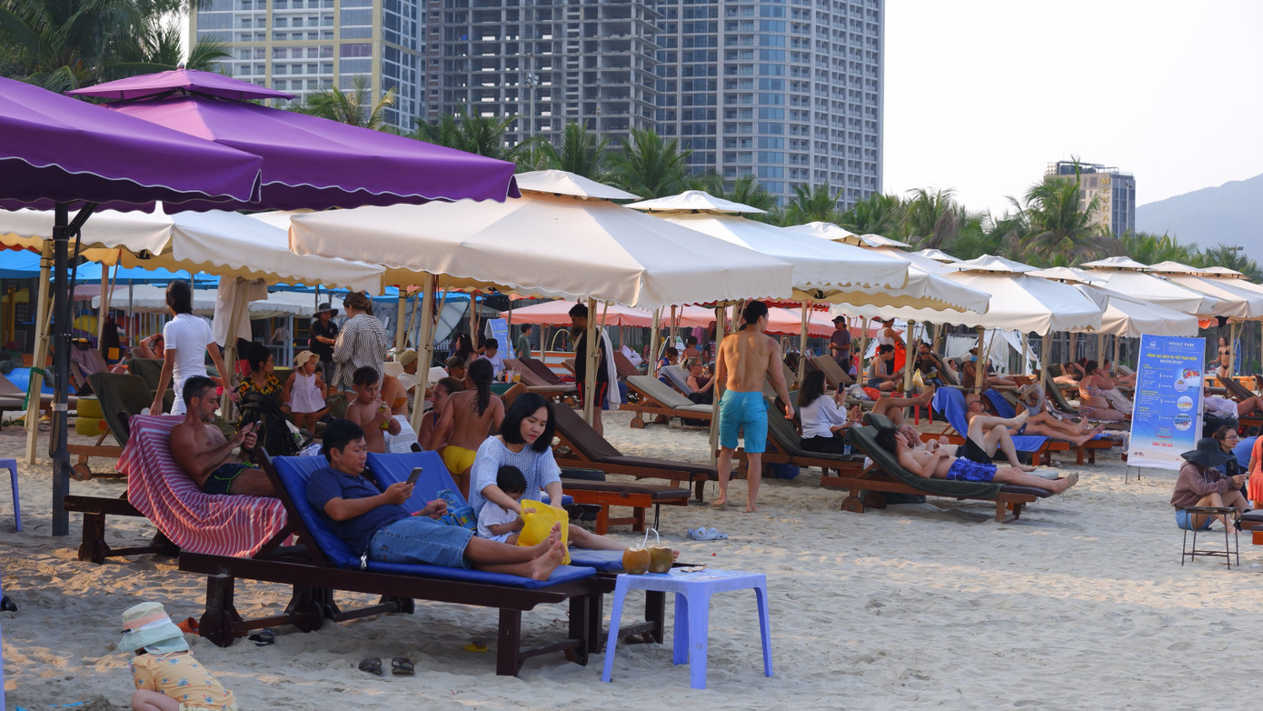 Các chòi, dù che mát dọc các bãi biển đều chật kín khách. Anh Lê Văn Hoàng (quê Tĩnh Gia, Thanh Hóa) cho biết: Kỳ nghỉ lễ, anh và các đồng nghiệp cơ quan chọn Đà Nẵng để vào tham quan đi chơi. Hai ngày qua, chưa tắm biển được, ngày cuối kỳ nghỉ lễ nắng ấm nên anh em kéo nhau ra biển. Mọi người tranh thủ tắm biển để tối lên xe, mai có mặt ở quê để làm việc. Các chòi, dù che mát dọc các bãi biển đều chật kín khách. Anh Lê Văn Hoàng (quê Tĩnh Gia, Thanh Hóa) cho biết: Kỳ nghỉ lễ, anh và các đồng nghiệp cơ quan chọn Đà Nẵng để vào tham quan đi chơi. Hai ngày qua, chưa tắm biển được, ngày cuối kỳ nghỉ lễ nắng ấm nên anh em kéo nhau ra biển. Mọi người tranh thủ tắm biển để tối lên xe, mai có mặt ở quê để làm việc.