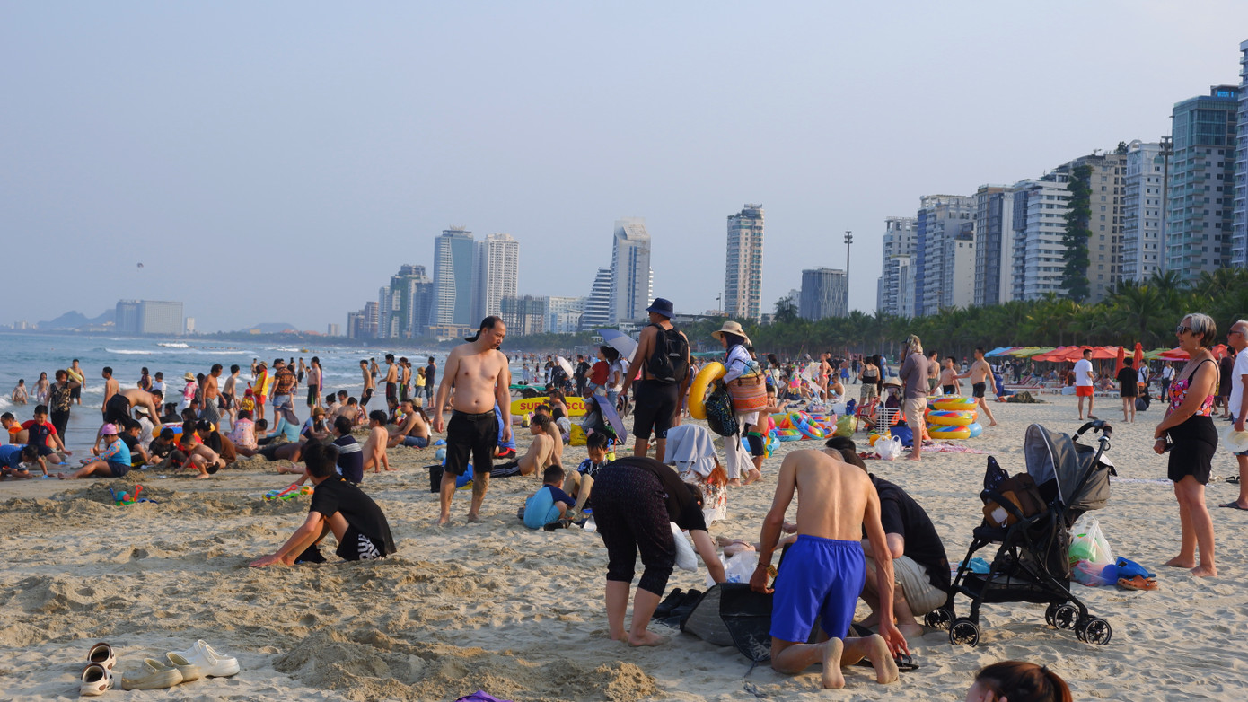 Theo ghi nhận của phóng viên, từ khoảng 15h các bãi tắm Mỹ Khê, Phạm Văn Đồng, Mân Thái... du khách và người dân kéo về tắm biển. Những ngày trước đó, thời tiết se lạnh, ngày cuối cùng của kỳ nghỉ lễ giỗ Tổ thời tiết nắng ấm, các bãi biển là địa chỉ hút khách. Tại bãi tắm số 2, khu vực Công viên Biển Đông, từ 16h nắng ấm, du khách kéo về đông đúc. Hàng ngàn du khách kéo xuống biển tắm, trong khi nhiều người ngồi phơi nắng, hóng mát trên các bãi cát mịn, sạch đẹp. Theo ghi nhận của phóng viên, từ khoảng 15h các bãi tắm Mỹ Khê, Phạm Văn Đồng, Mân Thái... du khách và người dân kéo về tắm biển. Những ngày trước đó, thời tiết se lạnh, ngày cuối cùng của kỳ nghỉ lễ giỗ Tổ thời tiết nắng ấm, các bãi biển là địa chỉ hút khách. Tại bãi tắm số 2, khu vực Công viên Biển Đông, từ 16h nắng ấm, du khách kéo về đông đúc. Hàng ngàn du khách kéo xuống biển tắm, trong khi nhiều người ngồi phơi nắng, hóng mát trên các bãi cát mịn, sạch đẹp.