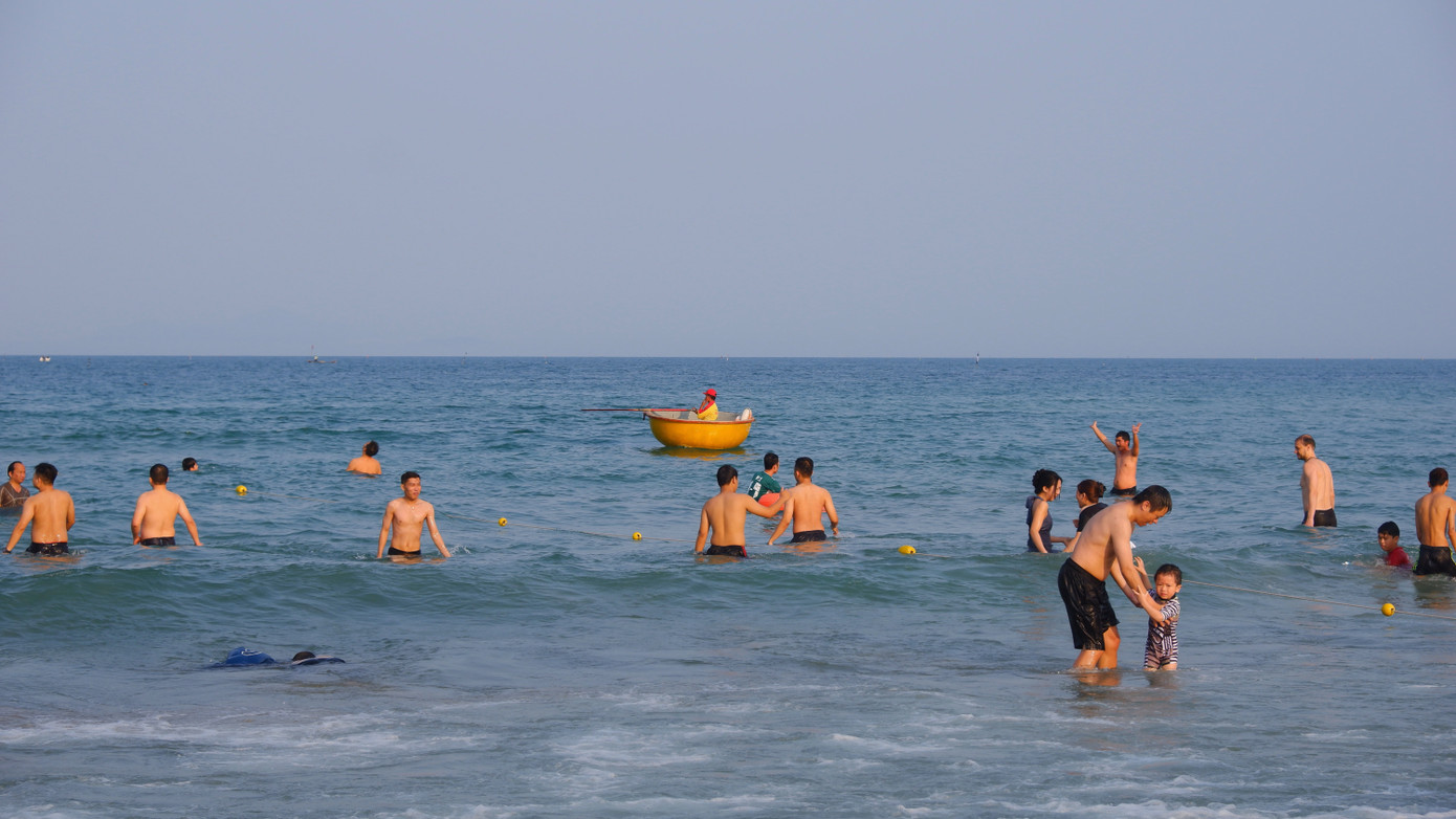 Để đảm bảo an toàn cho các du khách, tại các bãi tắm, Ban Quản lý Bán đảo Sơn Trà và các bãi biển du lịch Đà Nẵng bố trí lực lượng cứu cứu hộ cứu nạn tục trực thường xuyên trên biển và bãi tắm để nhắc nhở người dân, du khách không tắm ở những vùng nguy hiểm, sẵn sàng ứng cứu trong các trường hợp khẩn cấp. Để đảm bảo an toàn cho các du khách, tại các bãi tắm, Ban Quản lý Bán đảo Sơn Trà và các bãi biển du lịch Đà Nẵng bố trí lực lượng cứu cứu hộ cứu nạn tục trực thường xuyên trên biển và bãi tắm để nhắc nhở người dân, du khách không tắm ở những vùng nguy hiểm, sẵn sàng ứng cứu trong các trường hợp khẩn cấp.