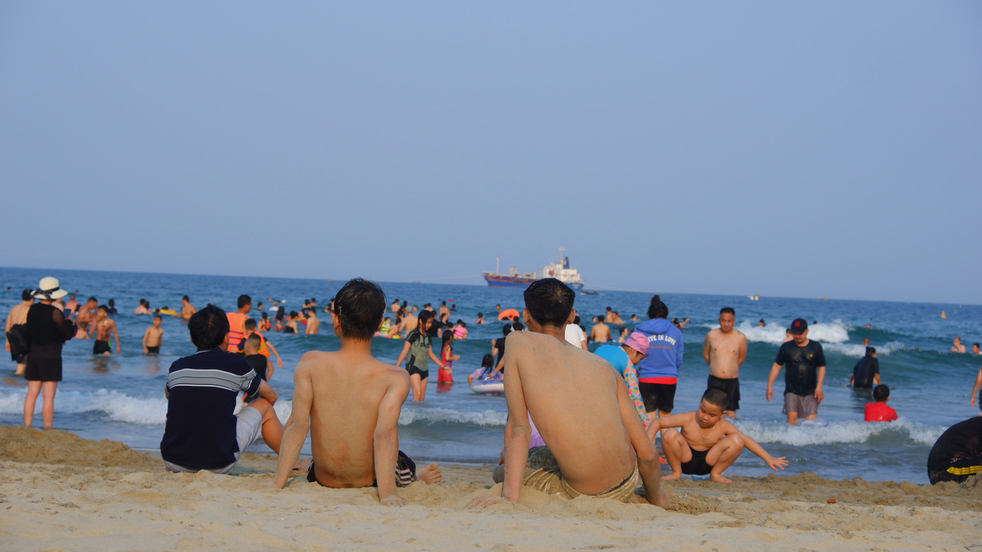 Phơi mình trong nắng ấm, ngắm biển Đà Nẵng là một trải nghiệm thú vị với nhiều du khách. Phơi mình trong nắng ấm, ngắm biển Đà Nẵng là một trải nghiệm thú vị với nhiều du khách.